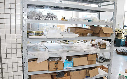 高低溫試驗箱廠家機加半產(chǎn)品區(qū)